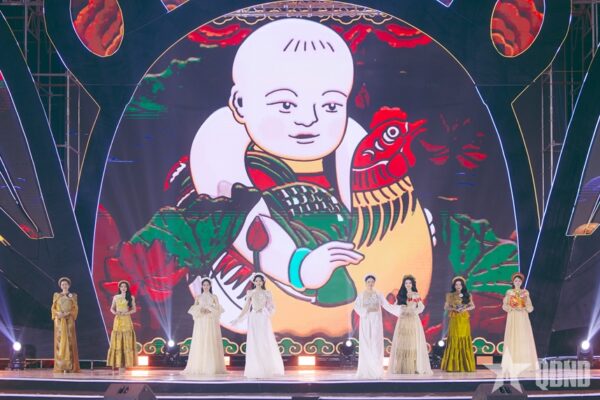 Các thí sinh trong phần thi trang phục truyền thống tại đêm chung kết.