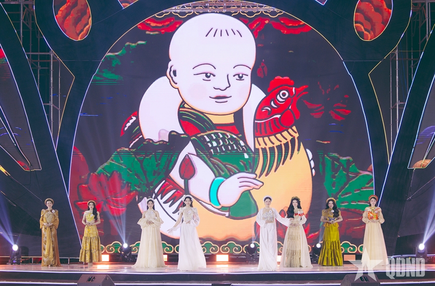 Các thí sinh trong phần thi trang phục truyền thống tại đêm chung kết.